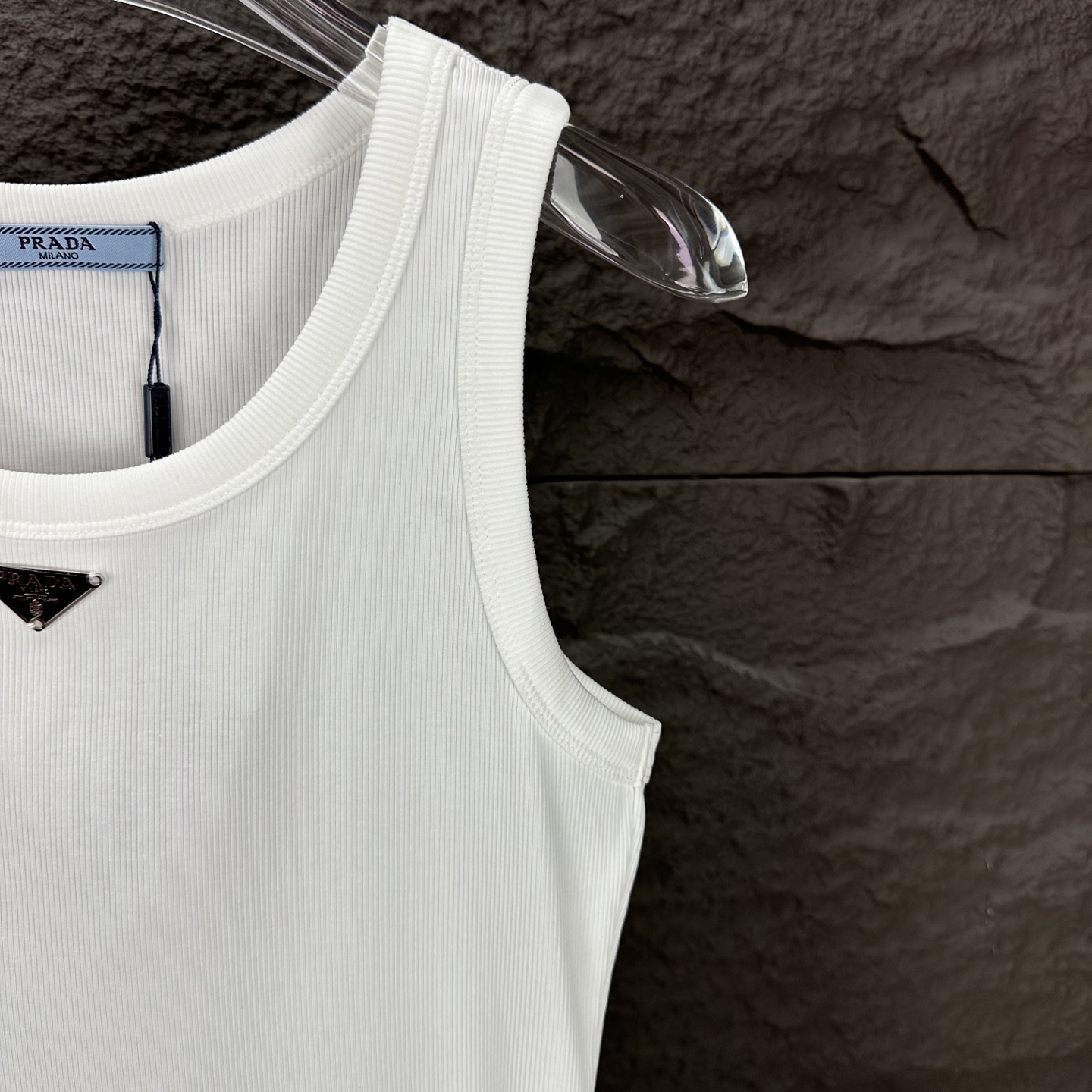 Prada Camiseta sin Mangas con Logo Triangular Metálico para Mujer 5 i1746460249581 6879 0 3
