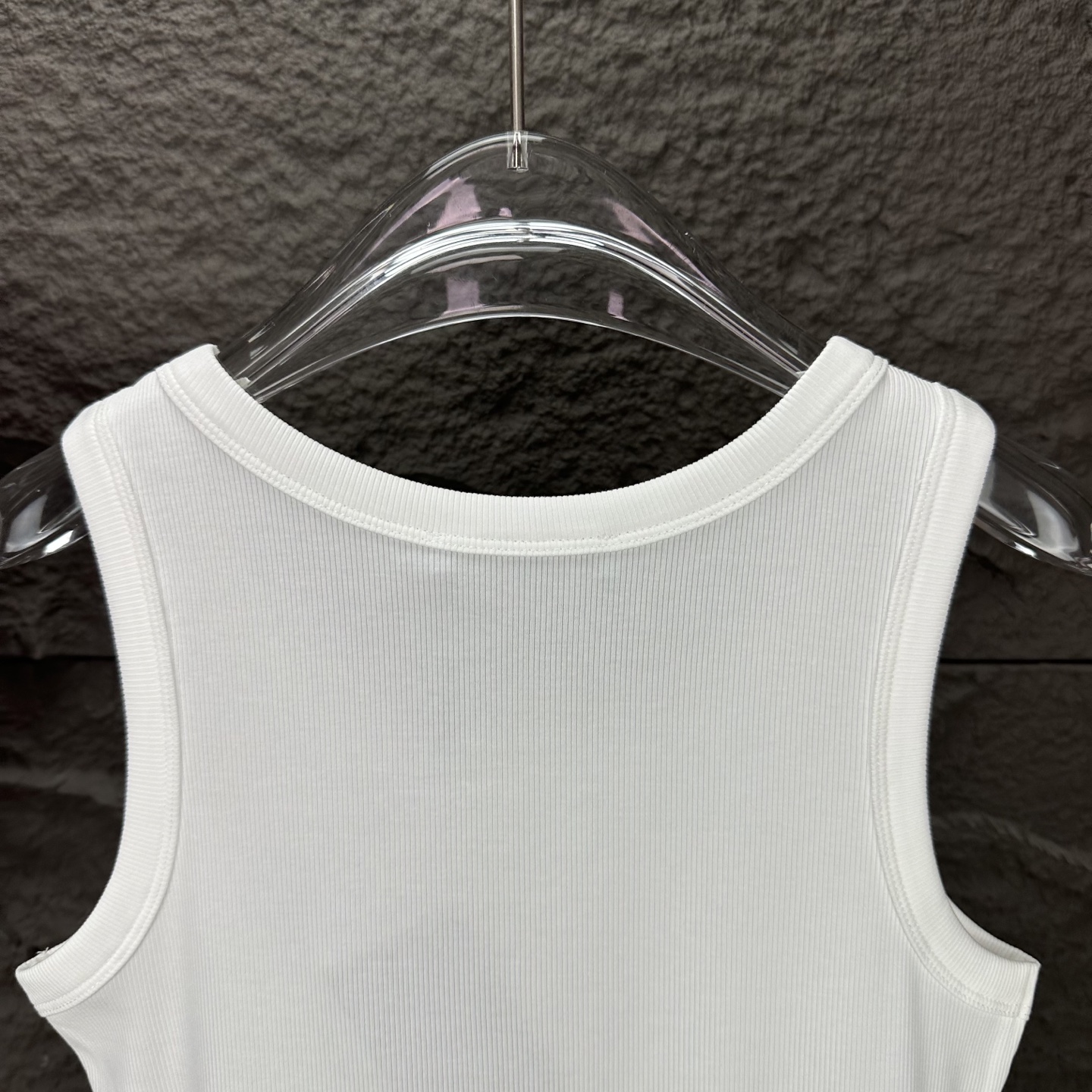 Prada Camiseta sin Mangas con Logo Triangular Metálico para Mujer 9 i1746460249590 811 0 7