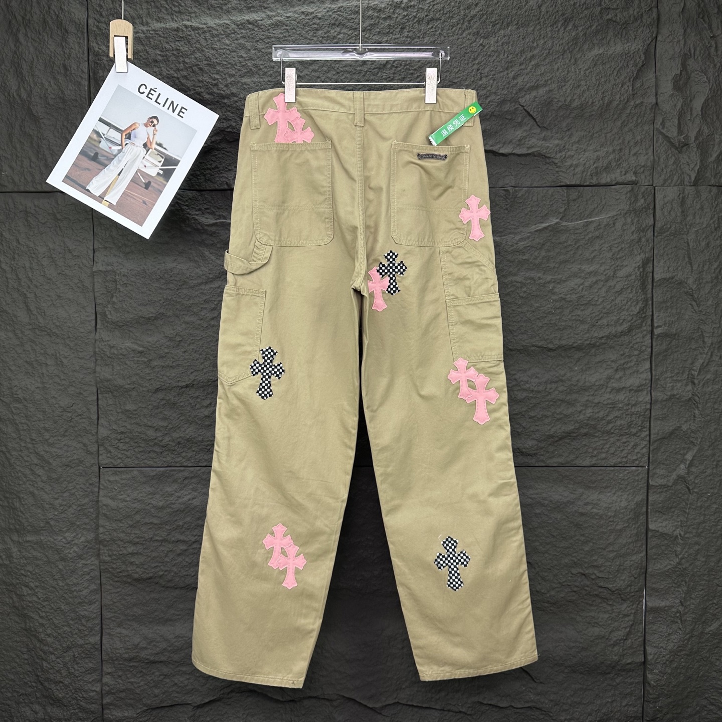 Chrome Hearts Pantalones de Lona Caqui con Apliques de Cruz Rosa y Tablero de Ajedrez 3 i1746460287790 3100 0 1