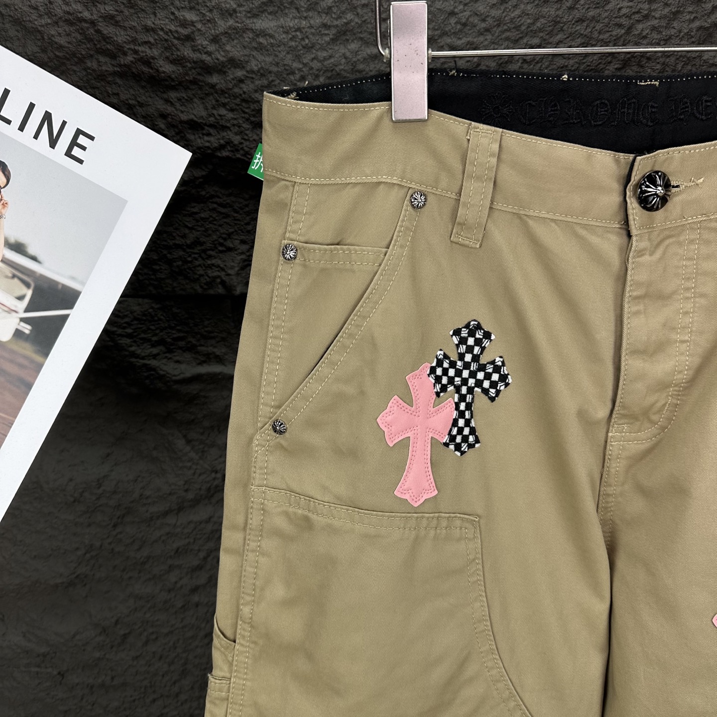 Chrome Hearts Pantalones de Lona Caqui con Apliques de Cruz Rosa y Tablero de Ajedrez 5 i1746460287812 5323 0 3