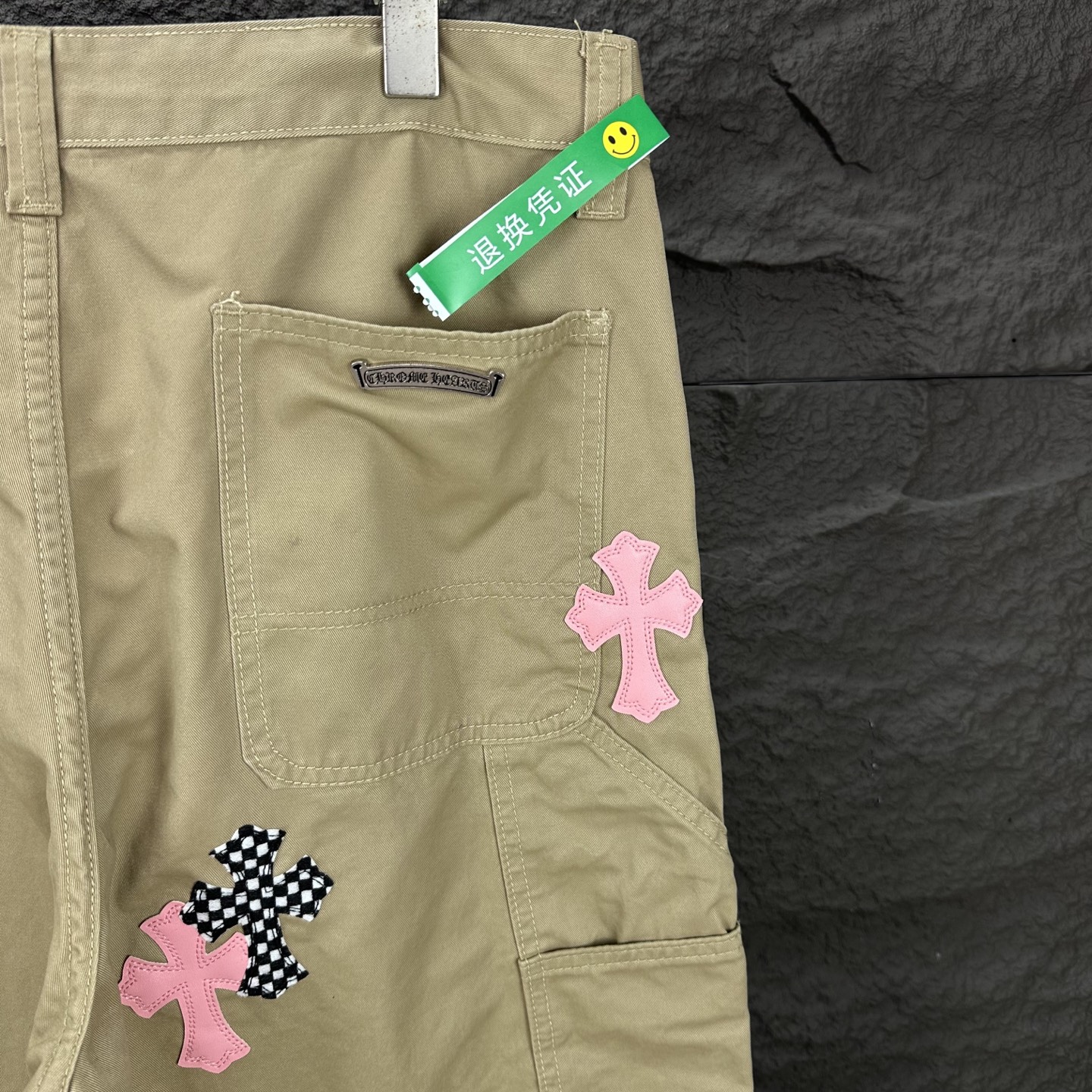Chrome Hearts Pantalones de Lona Caqui con Apliques de Cruz Rosa y Tablero de Ajedrez 12 i1746460287845 9501 0 10