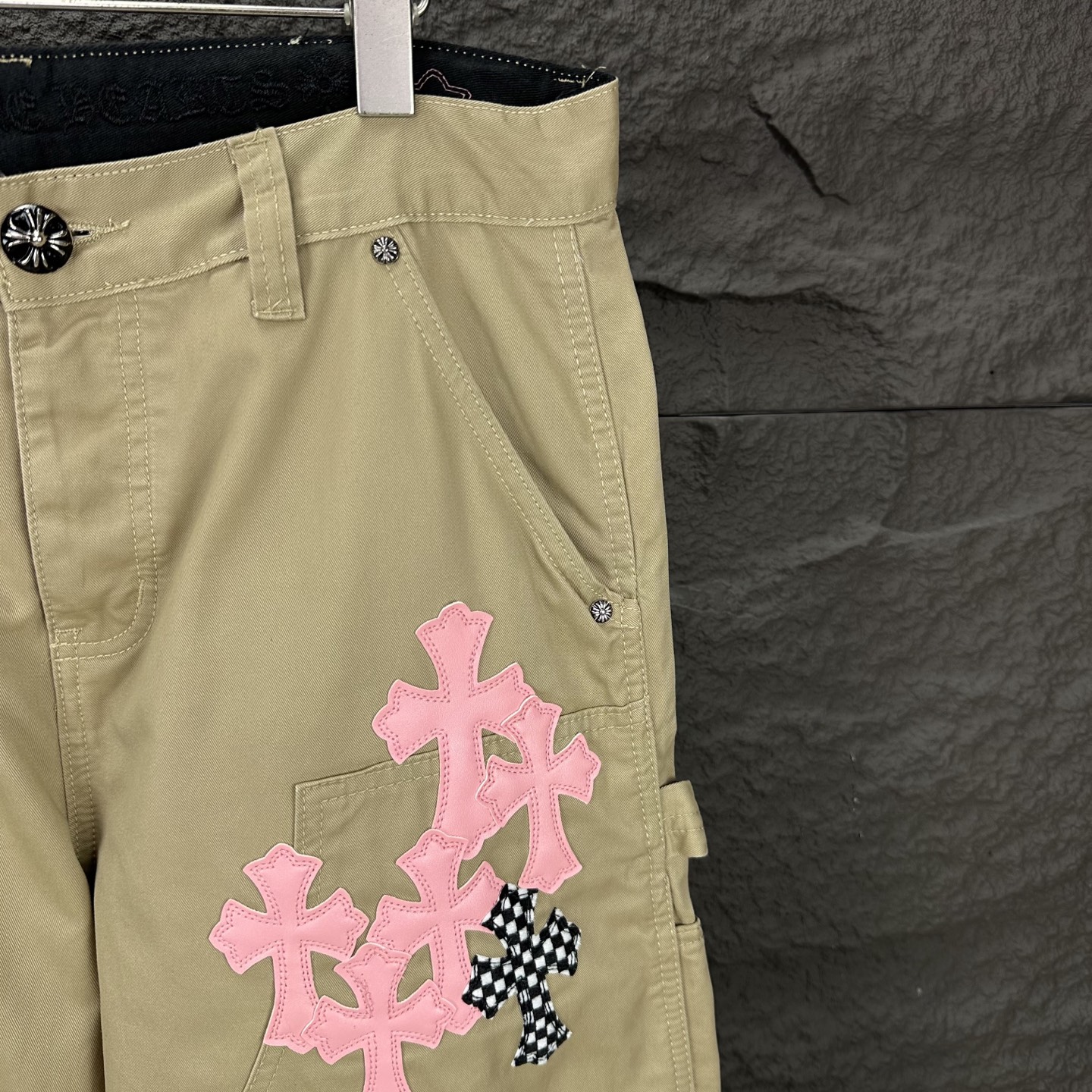 Chrome Hearts Pantalones de Lona Caqui con Apliques de Cruz Rosa y Tablero de Ajedrez 6 i1746460287870 9617 0 4