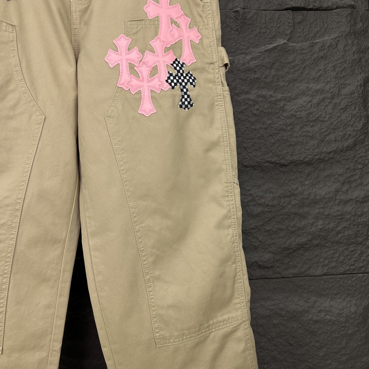 Chrome Hearts Pantalones de Lona Caqui con Apliques de Cruz Rosa y Tablero de Ajedrez 10 i1746460288727 1835 0 8