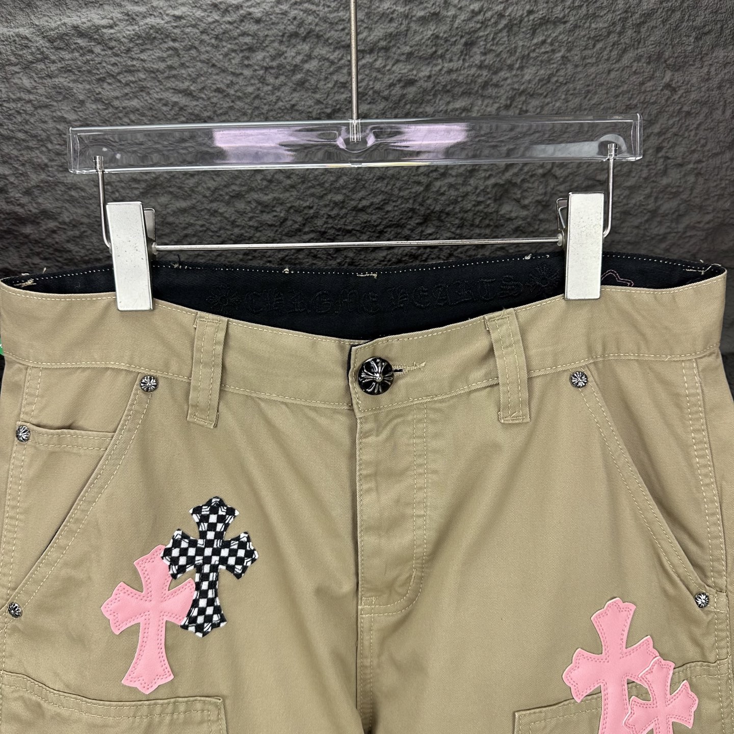 Chrome Hearts Pantalones de Lona Caqui con Apliques de Cruz Rosa y Tablero de Ajedrez 4 i1746460288750 7503 0 2