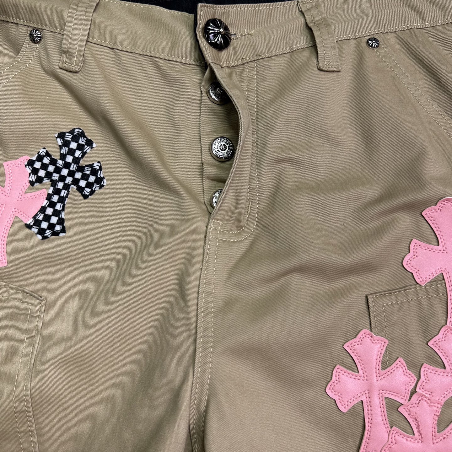 Chrome Hearts Pantalones de Lona Caqui con Apliques de Cruz Rosa y Tablero de Ajedrez 8 i1746460288783 3170 0 6