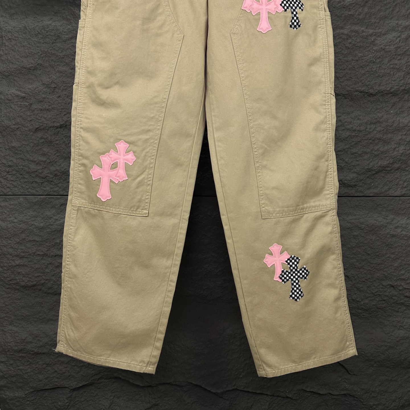 Chrome Hearts Pantalones de Lona Caqui con Apliques de Cruz Rosa y Tablero de Ajedrez 9 i1746460288783 6712 0 7