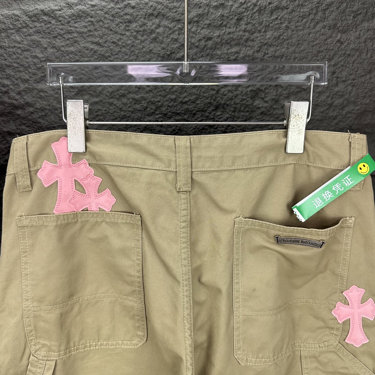 Chrome Hearts Pantalones de Lona Caqui con Apliques de Cruz Rosa y Tablero de Ajedrez 11 i1746460289843 8062 0 9