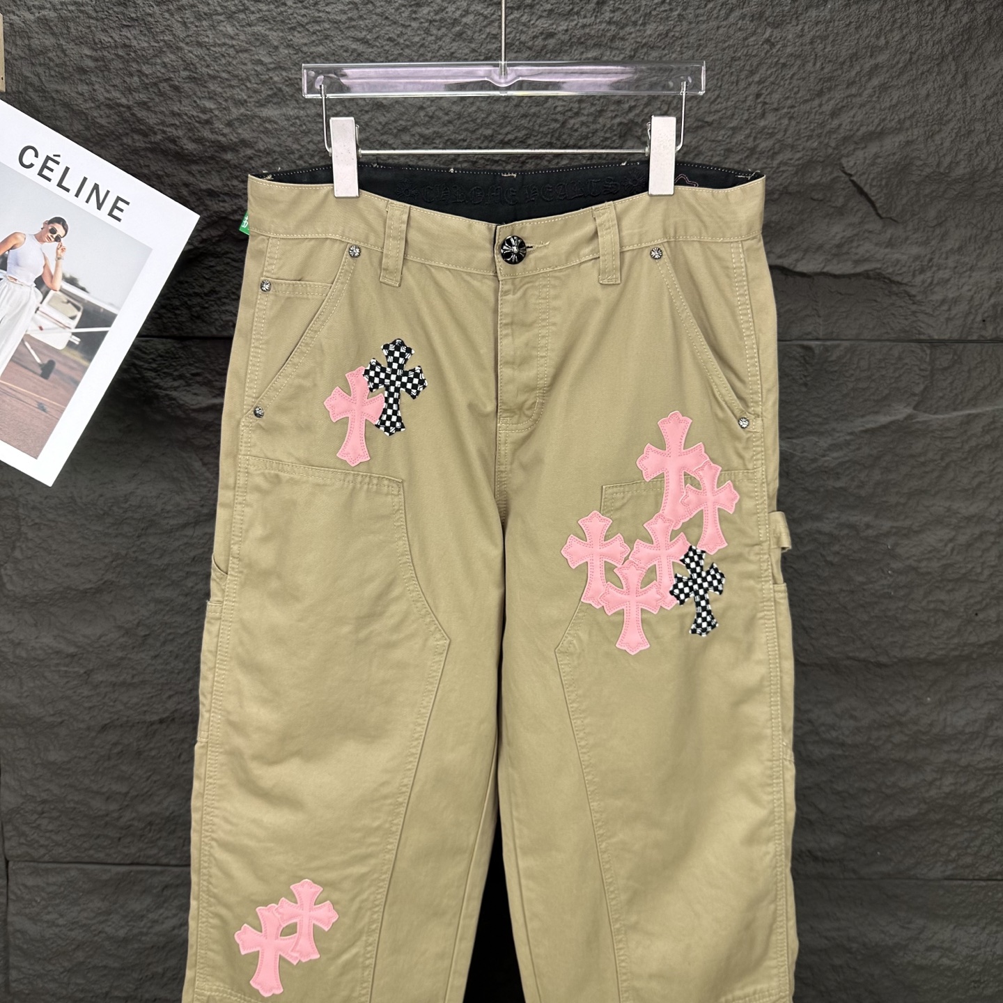 Chrome Hearts Pantalones de Lona Caqui con Apliques de Cruz Rosa y Tablero de Ajedrez 7 i1746460290441 4855 0 5