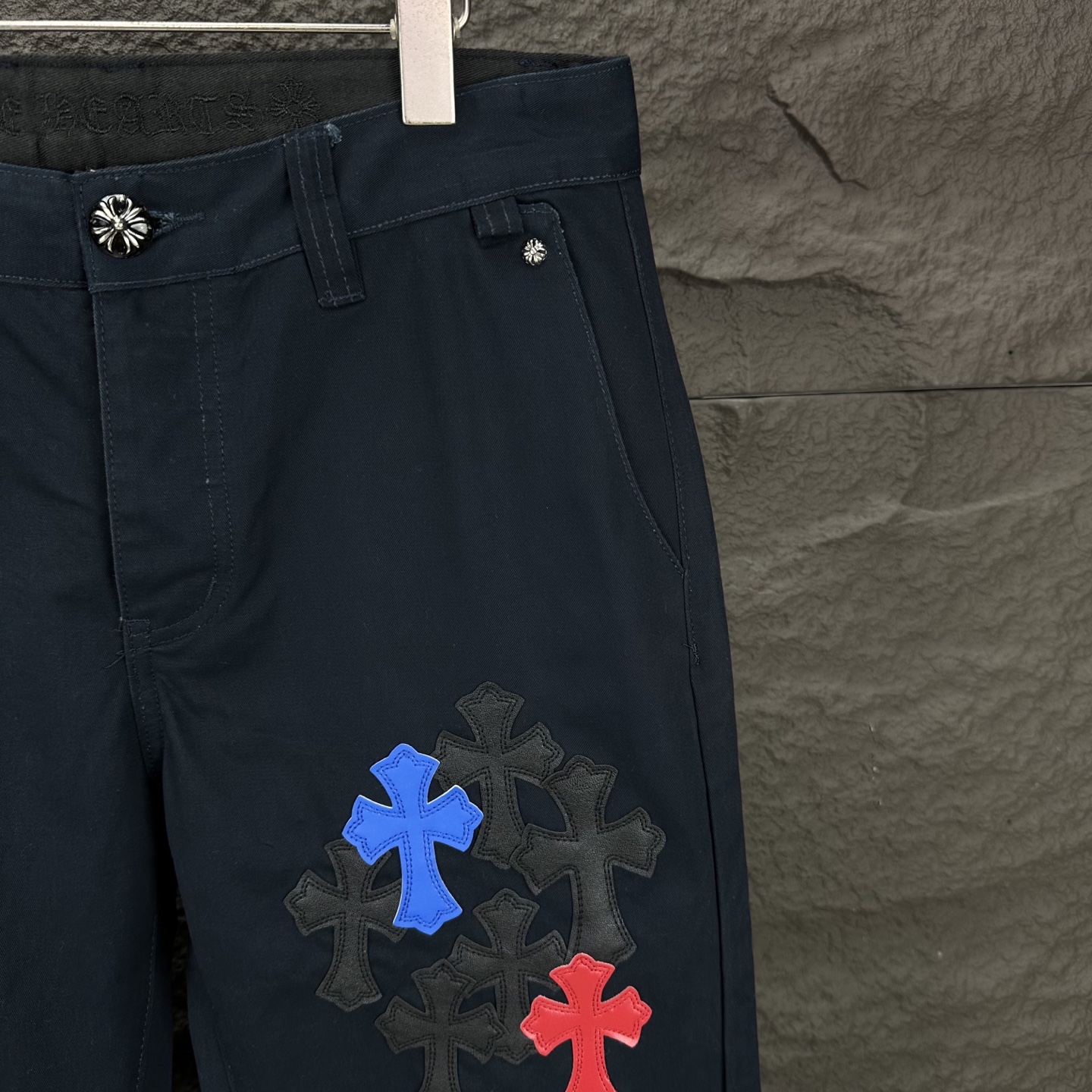 Chrome Hearts 克罗心2025新款黑蓝红十字架贴皮 水洗牛仔裤