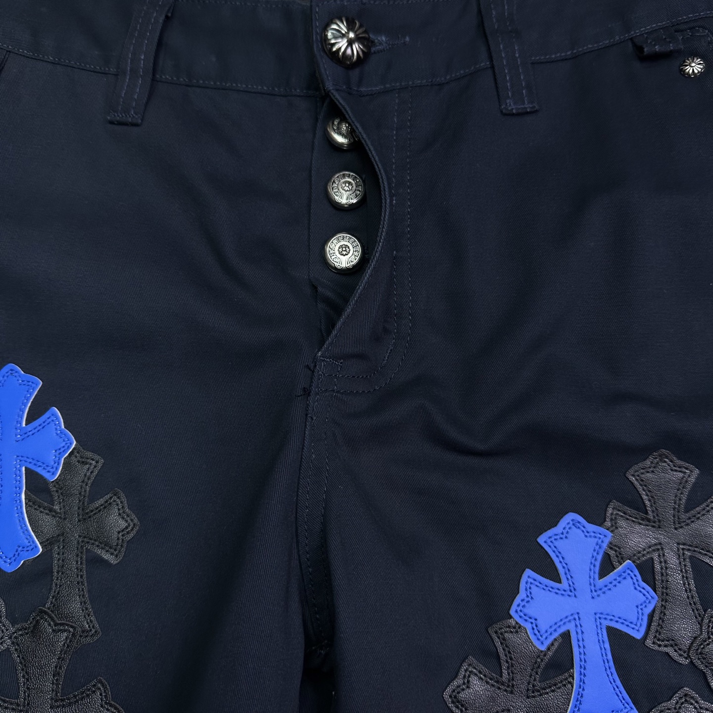 Chrome Hearts 克罗心2025新款黑蓝红十字架贴皮 水洗牛仔裤
