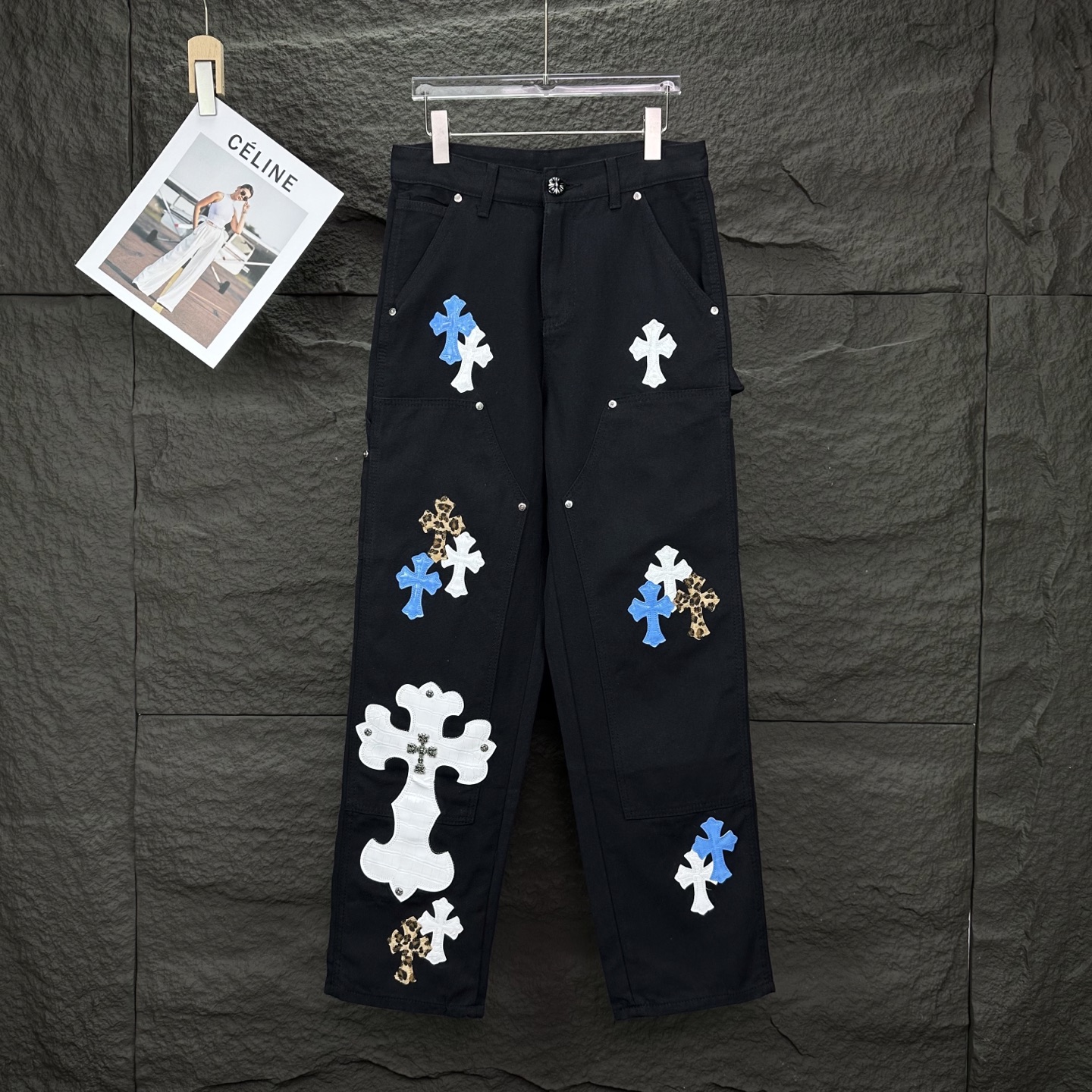 Chrome Hearts 克罗心2025新款伐木重工金属logo蓝白豹纹十字架贴皮 水洗牛仔裤