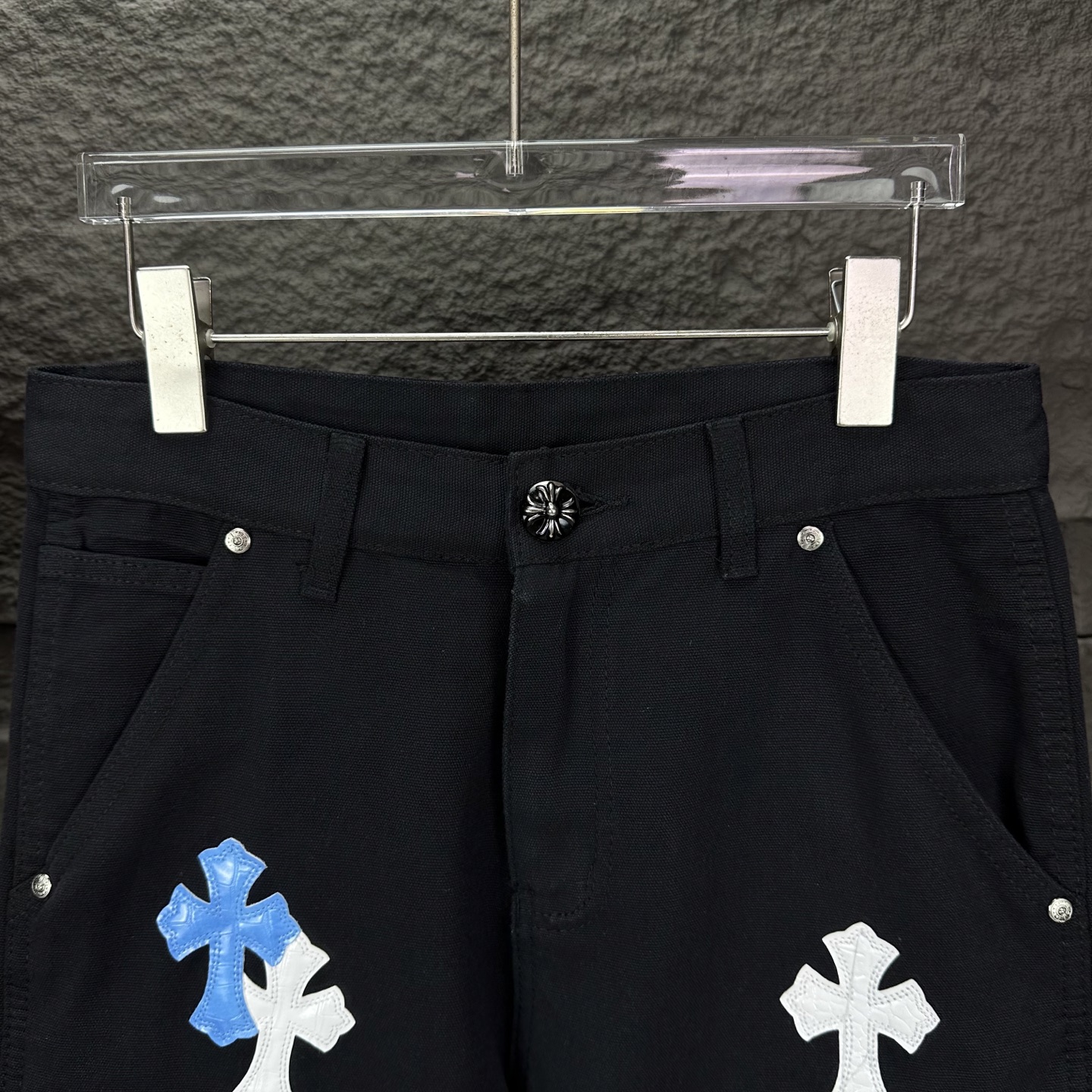 Chrome Hearts 克罗心2025新款伐木重工金属logo蓝白豹纹十字架贴皮 水洗牛仔裤