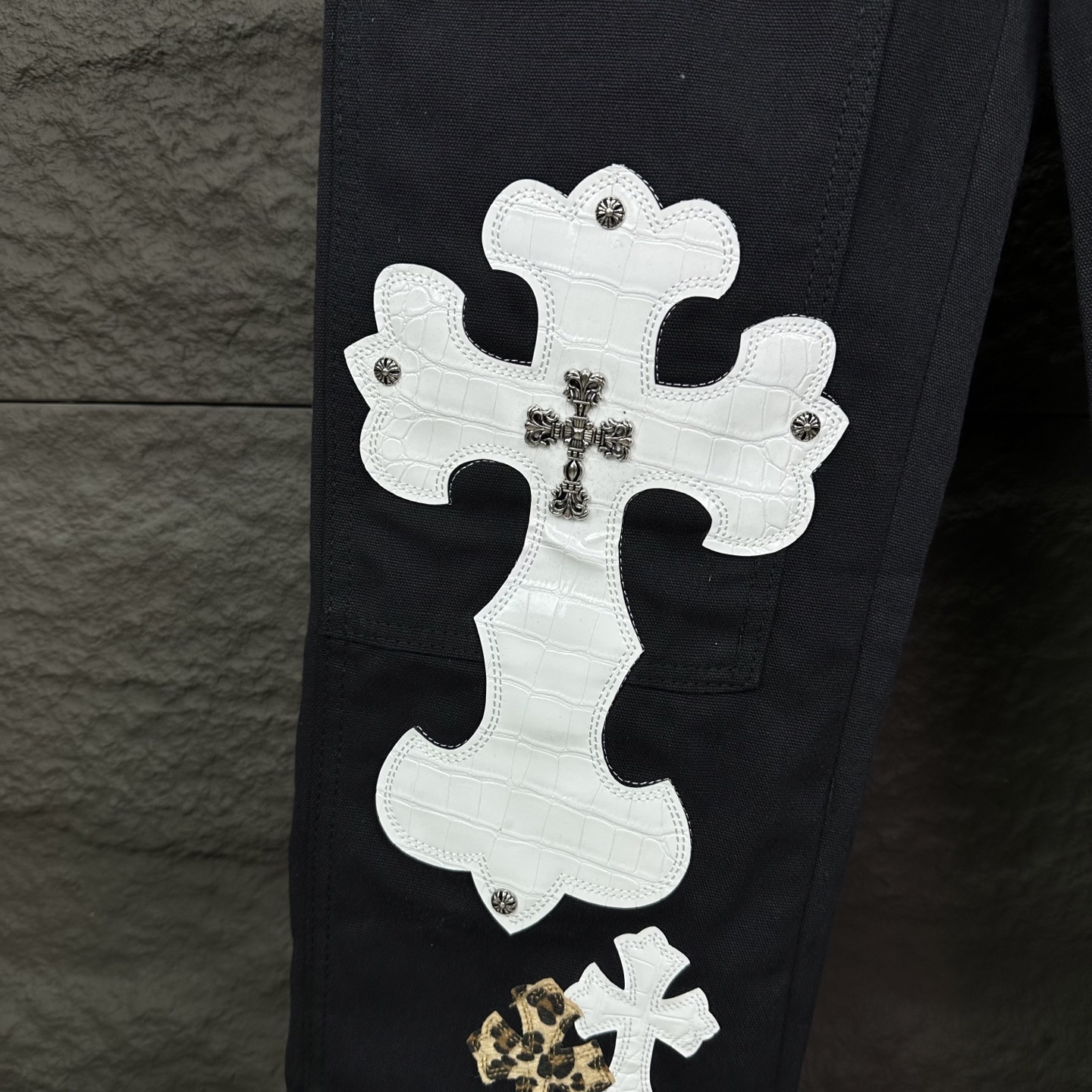 Chrome Hearts 克罗心2025新款伐木重工金属logo蓝白豹纹十字架贴皮 水洗牛仔裤