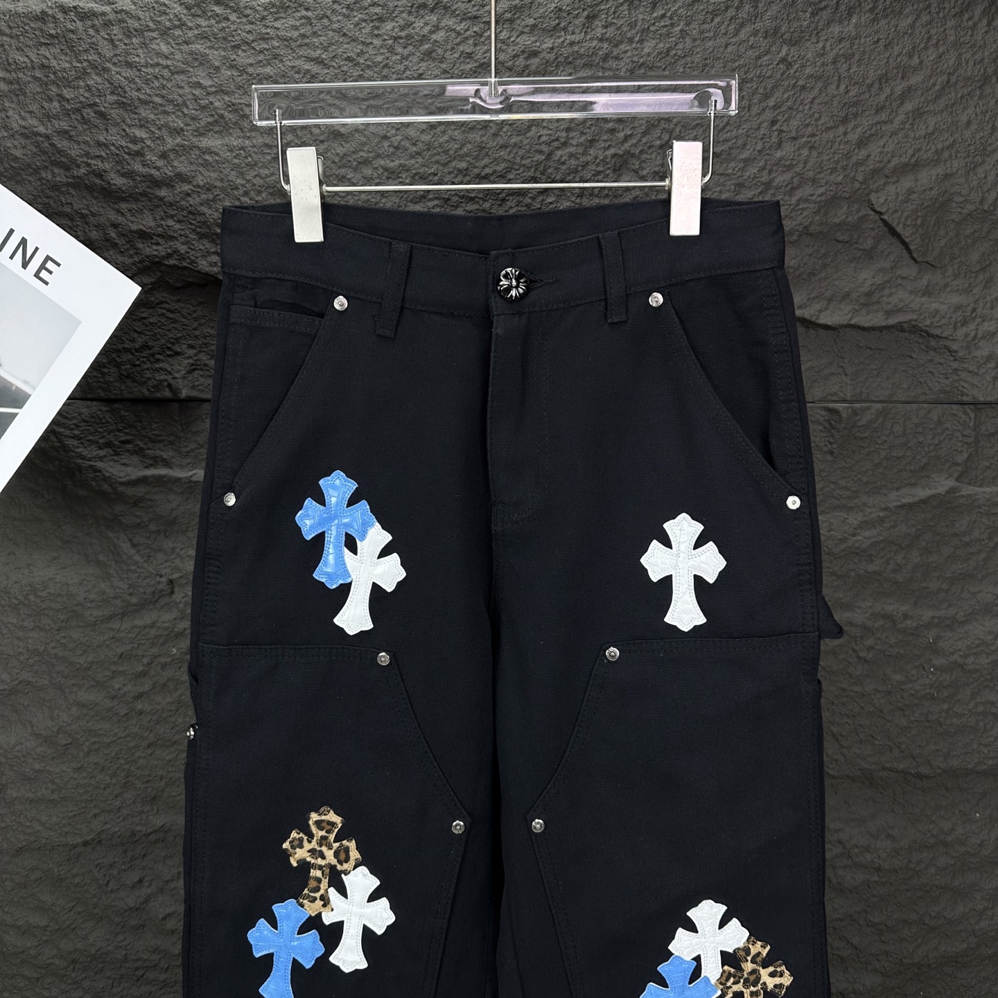 Chrome Hearts 克罗心2025新款伐木重工金属logo蓝白豹纹十字架贴皮 水洗牛仔裤