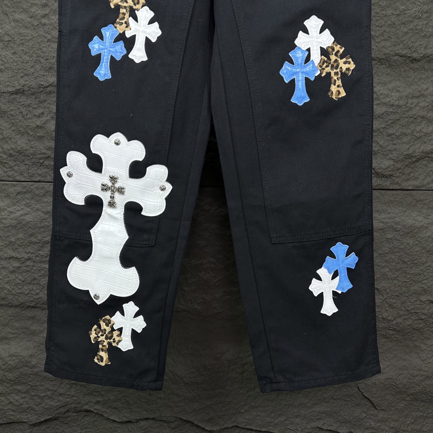 Chrome Hearts 克罗心2025新款伐木重工金属logo蓝白豹纹十字架贴皮 水洗牛仔裤