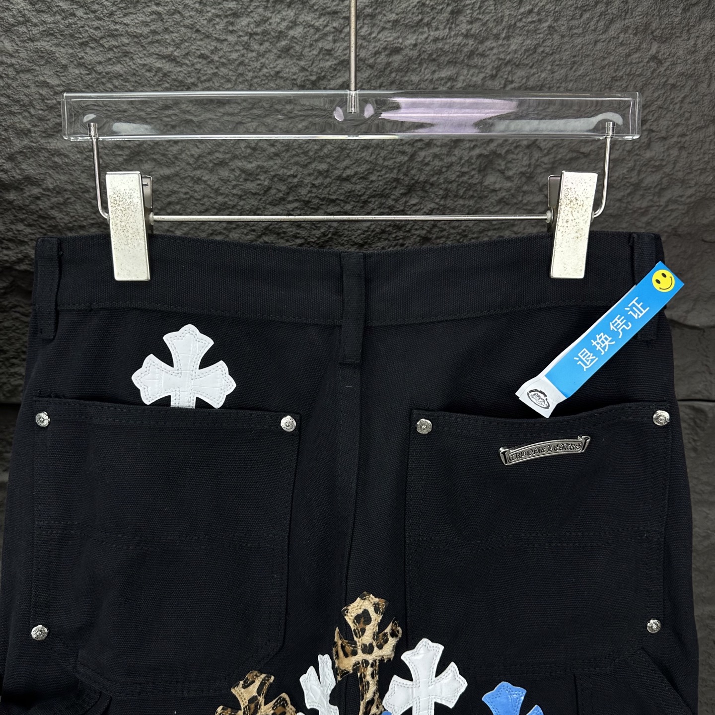 Chrome Hearts 克罗心2025新款伐木重工金属logo蓝白豹纹十字架贴皮 水洗牛仔裤