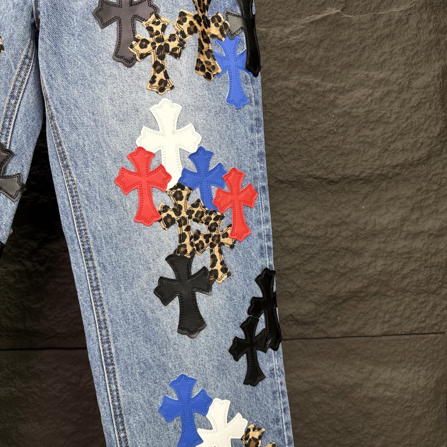 Chrome Hearts 克罗心2025新款多处彩色豹纹十字架拼皮 水洗宽松牛仔裤