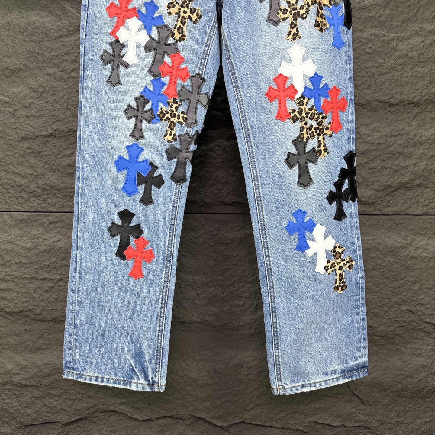 Chrome Hearts 克罗心2025新款多处彩色豹纹十字架拼皮 水洗宽松牛仔裤