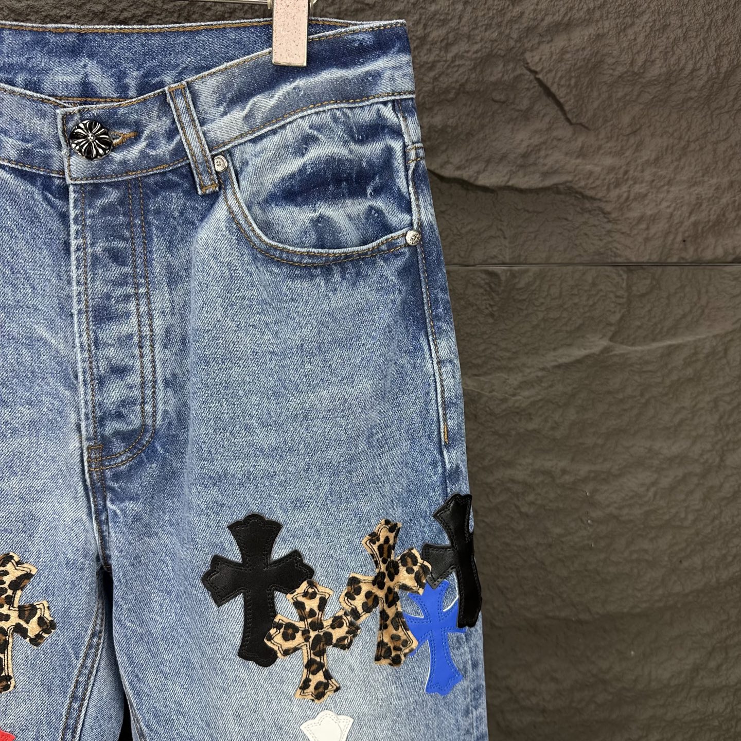 Chrome Hearts 克罗心2025新款多处彩色豹纹十字架拼皮 水洗宽松牛仔裤