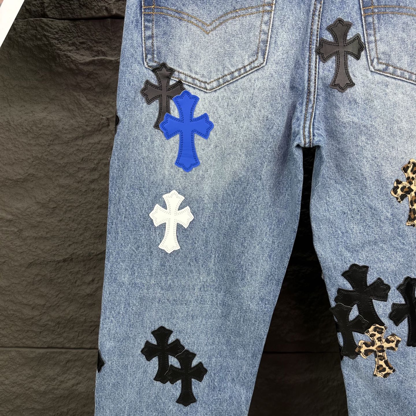 Chrome Hearts 克罗心2025新款多处彩色豹纹十字架拼皮 水洗宽松牛仔裤