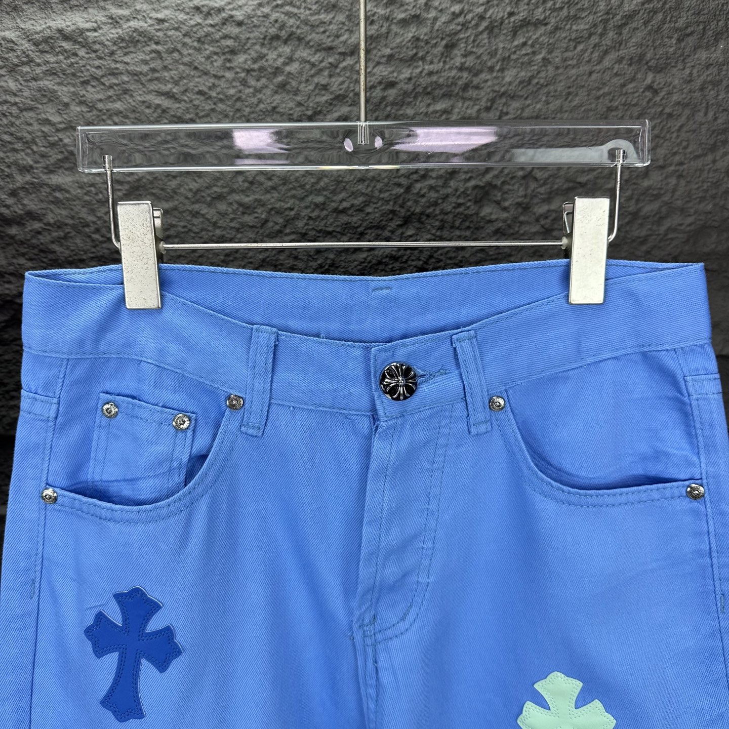 Chrome Hearts 克罗心2025新款多巴胺淡蓝十字架拼皮 水洗宽松牛仔裤