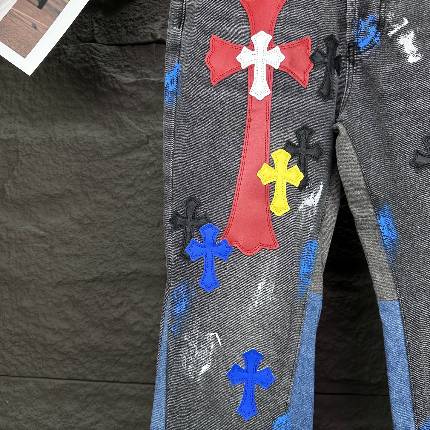Chrome Hearts GALLERY DEPT. &克罗心联名2025新款限定拼接手绘彩色十字架拼皮 微喇牛仔裤