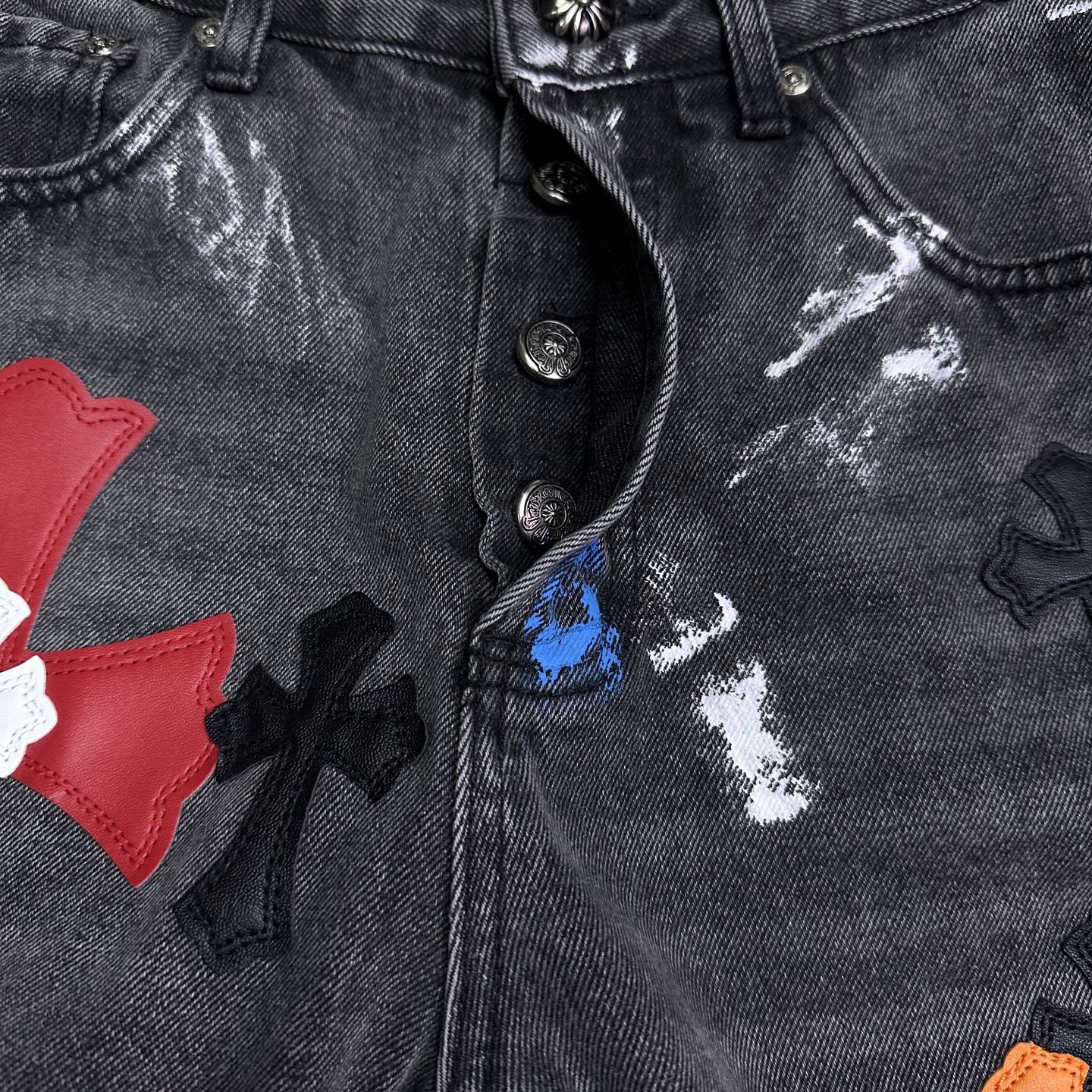 Chrome Hearts GALLERY DEPT. &克罗心联名2025新款限定拼接手绘彩色十字架拼皮 微喇牛仔裤