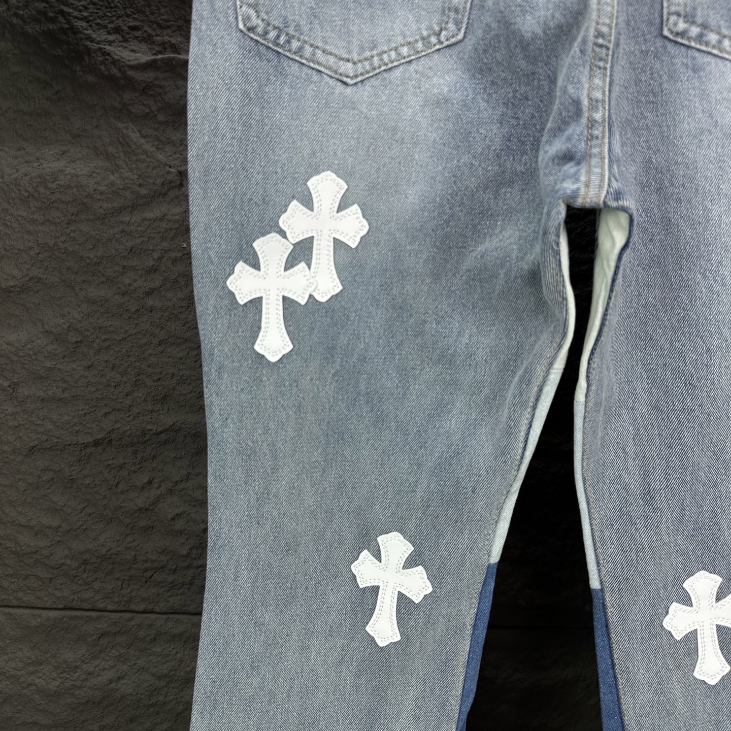 Chrome Hearts GALLERY DEPT. &克罗心联名2025新款拼接白色十字架拼皮 微喇牛仔裤