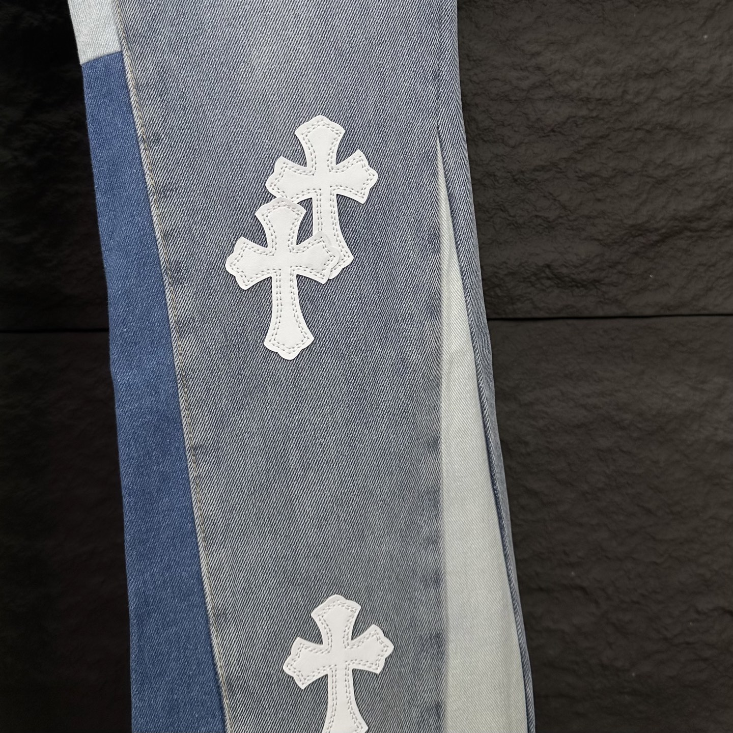 Chrome Hearts GALLERY DEPT. &克罗心联名2025新款拼接白色十字架拼皮 微喇牛仔裤