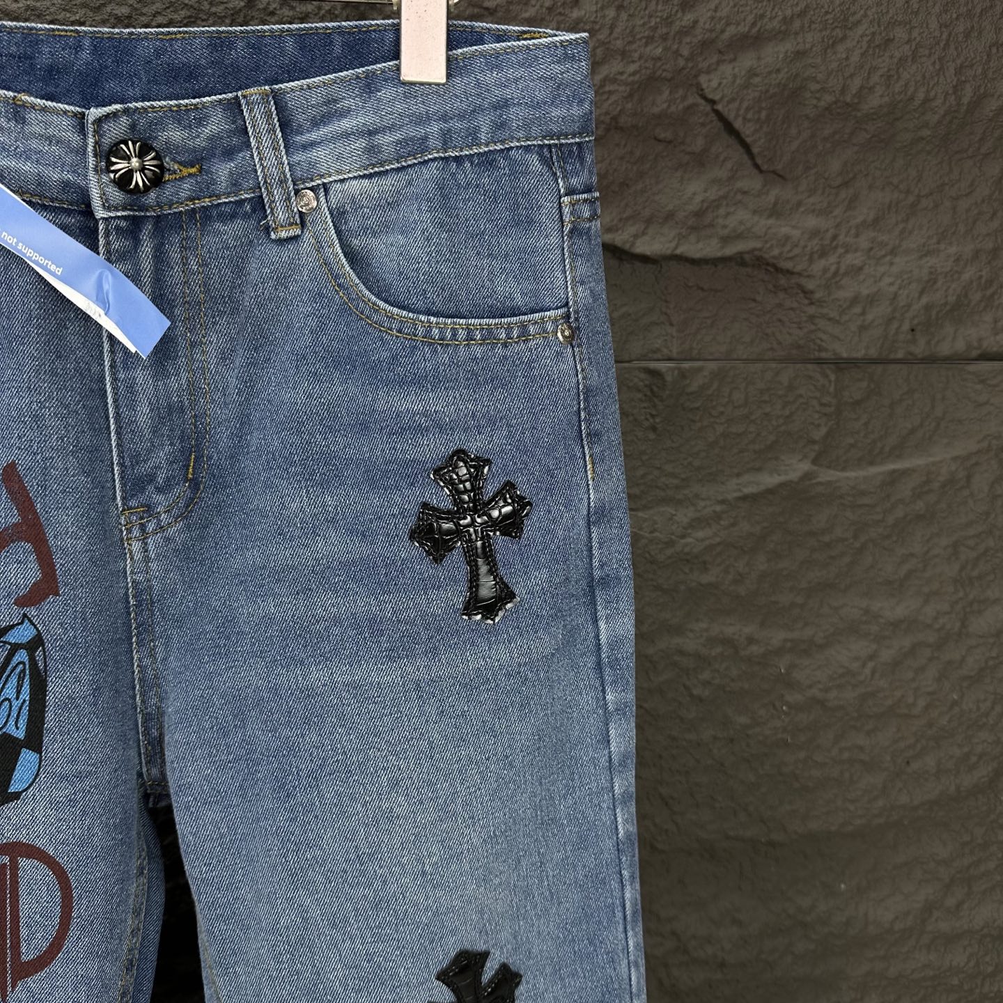 Chrome Hearts 克罗心2025新款卡通字母印花十字架拼皮 水洗宽松牛仔裤