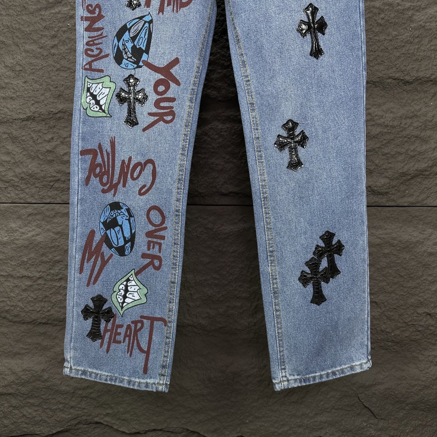 Chrome Hearts 克罗心2025新款卡通字母印花十字架拼皮 水洗宽松牛仔裤