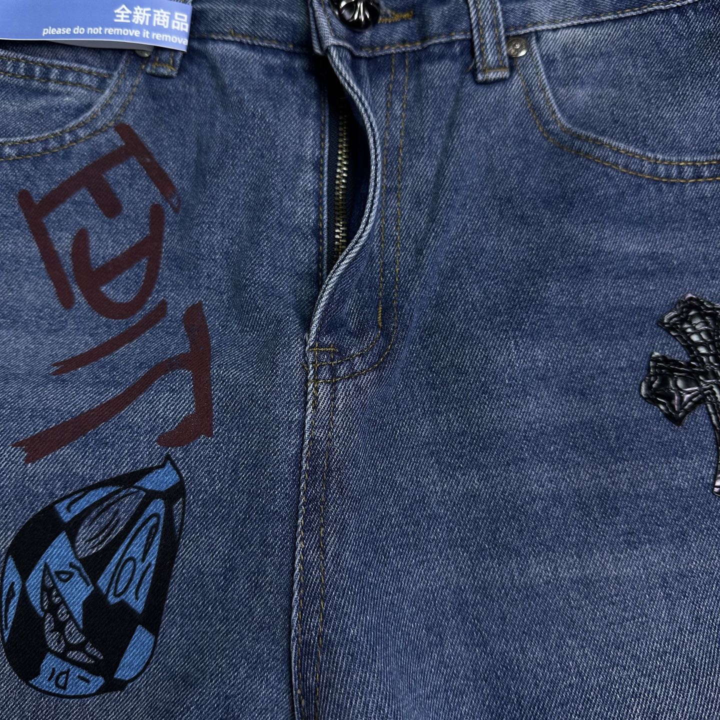 Chrome Hearts 克罗心2025新款卡通字母印花十字架拼皮 水洗宽松牛仔裤