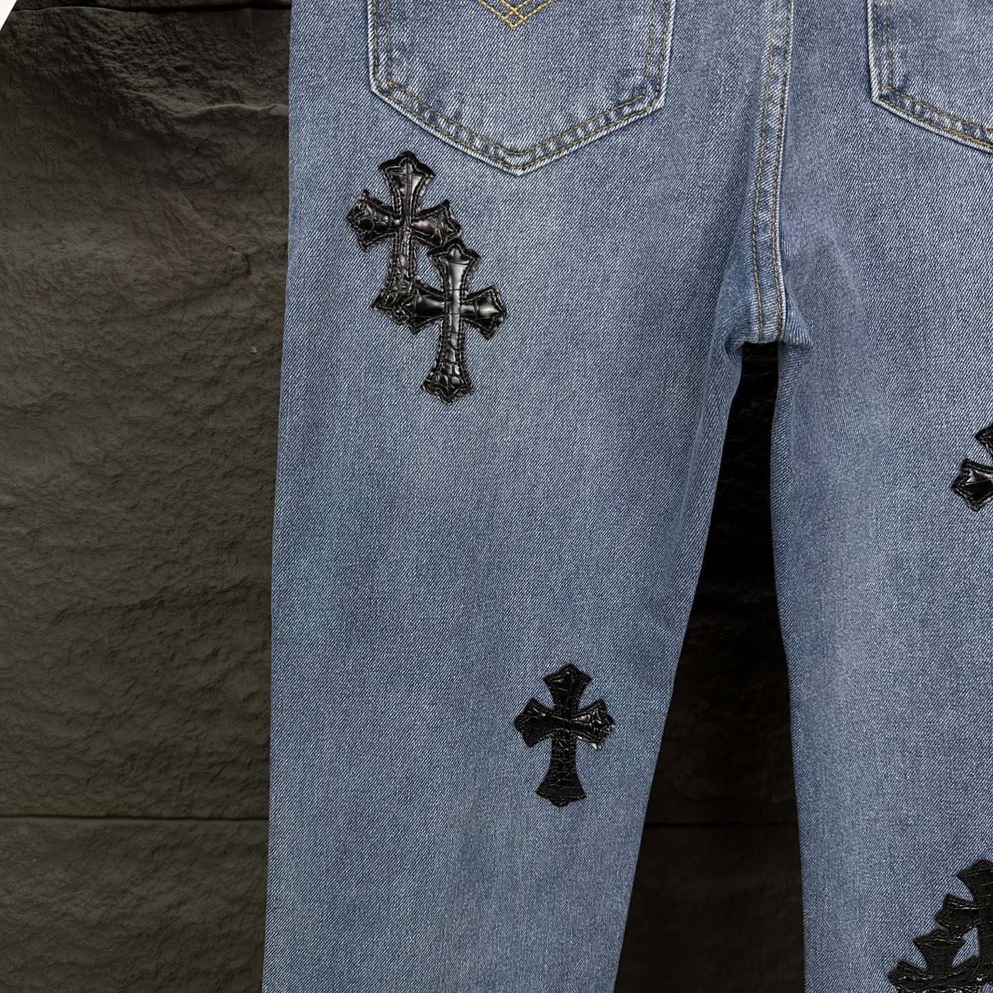 Chrome Hearts 克罗心2025新款卡通字母印花十字架拼皮 水洗宽松牛仔裤