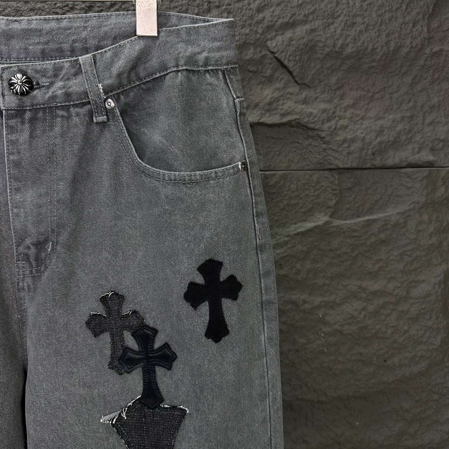 Chrome Hearts 克罗心2025新款牛王金属十字架拼皮 水洗牛仔裤