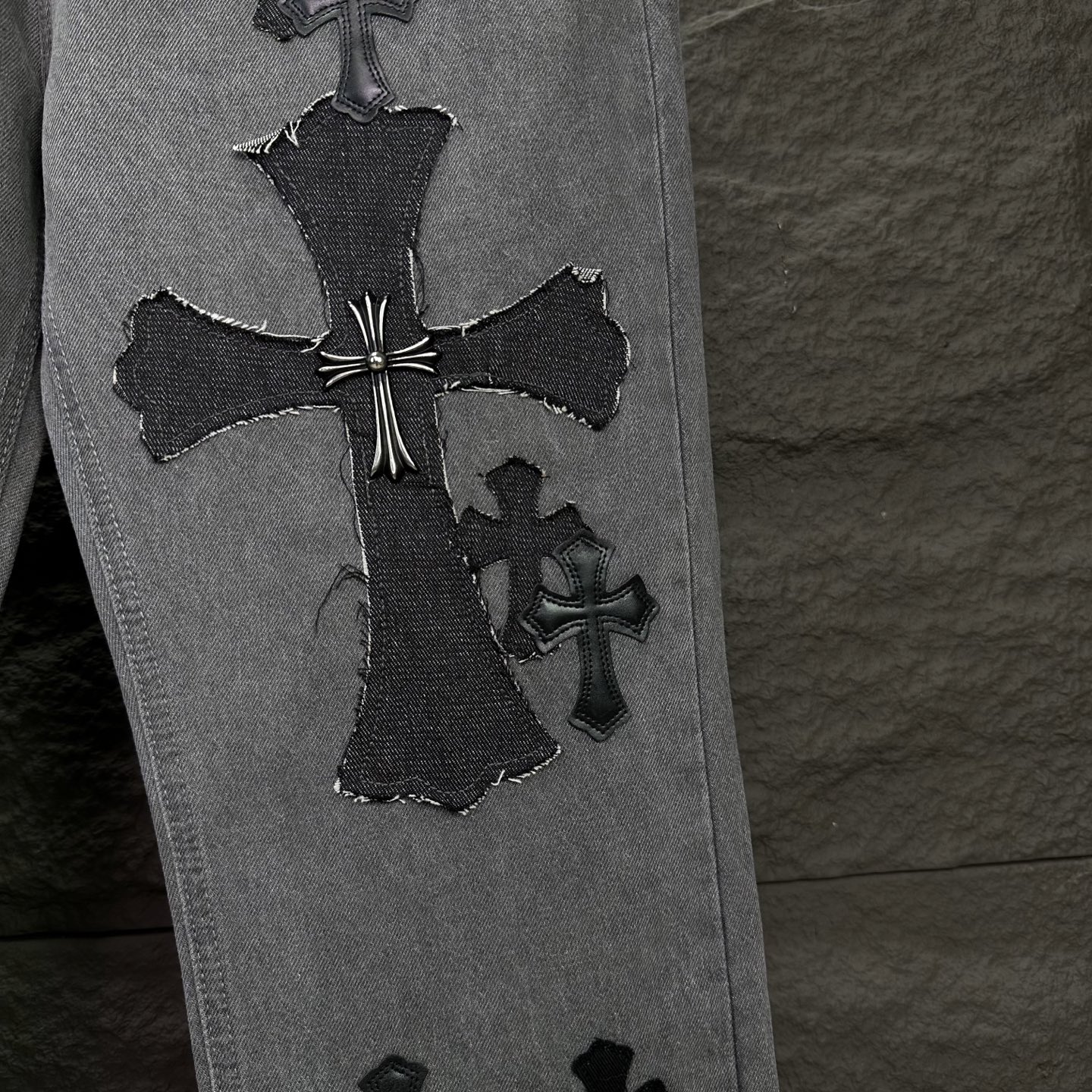 Chrome Hearts 克罗心2025新款牛王金属十字架拼皮 水洗牛仔裤