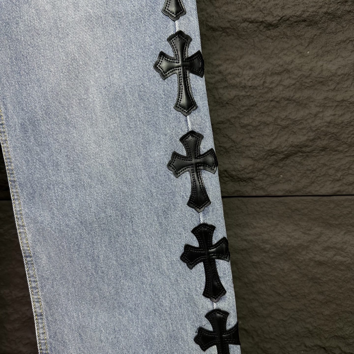 Chrome Hearts 克罗心2025新款黑色十字架拼皮裤脚毛边 水洗宽松牛仔裤