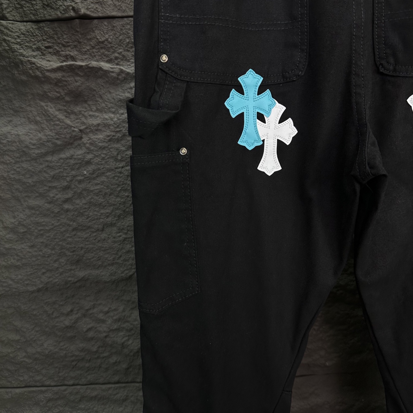 Chrome Hearts 卡哈特&克罗心联名2025新款伐木蓝白十字架拼皮 宽松水洗喇叭牛仔裤