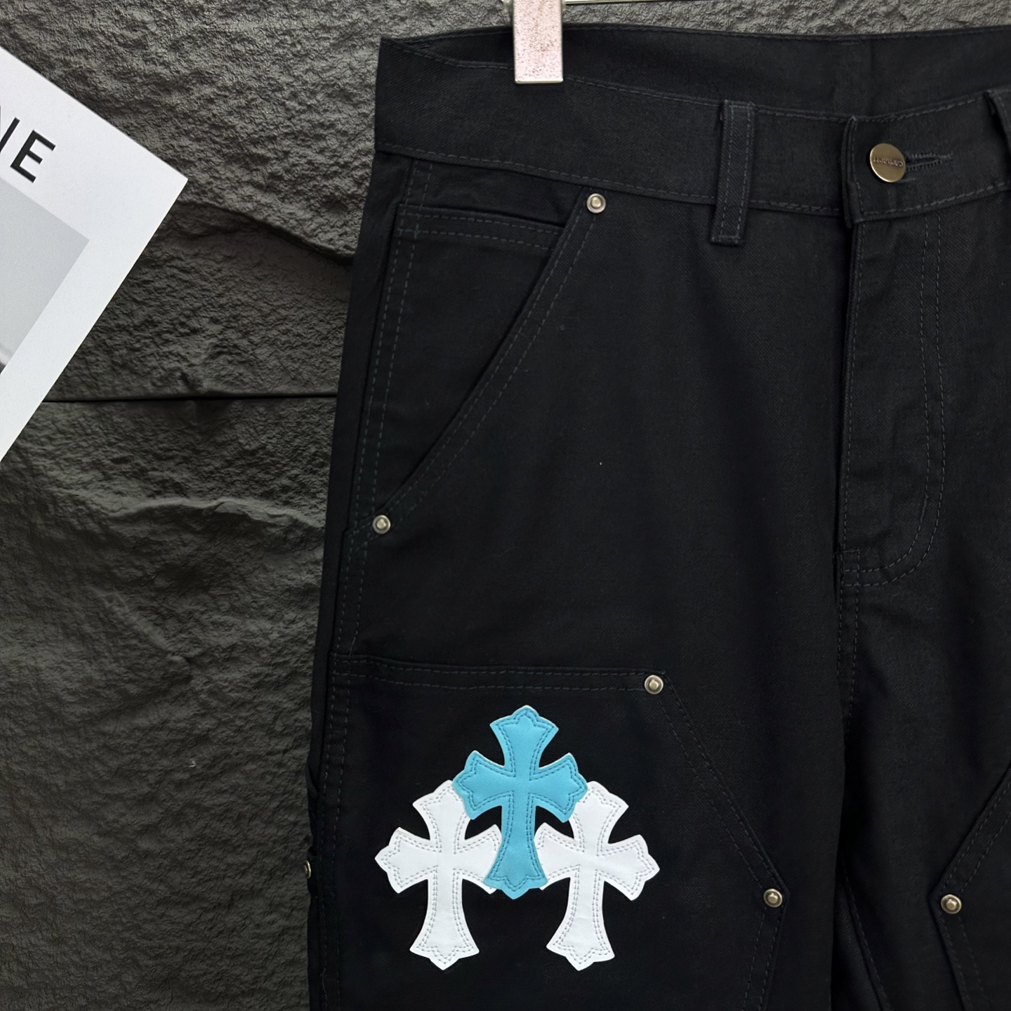 Chrome Hearts 卡哈特&克罗心联名2025新款伐木蓝白十字架拼皮 宽松水洗喇叭牛仔裤