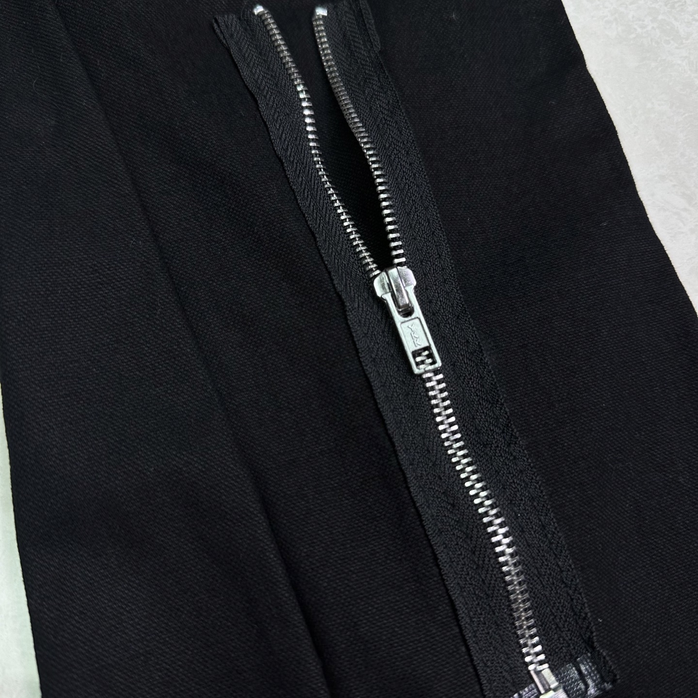 Chrome Hearts 卡哈特&克罗心联名2025新款伐木蓝白十字架拼皮 宽松水洗喇叭牛仔裤