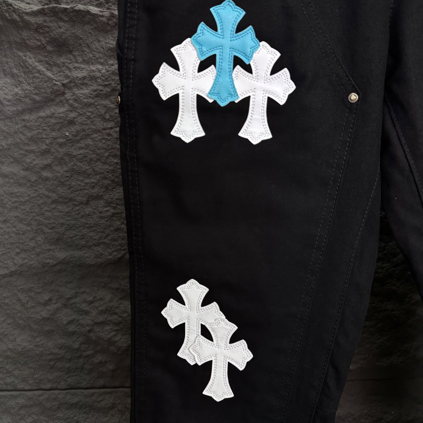 Chrome Hearts 卡哈特&克罗心联名2025新款伐木蓝白十字架拼皮 宽松水洗喇叭牛仔裤
