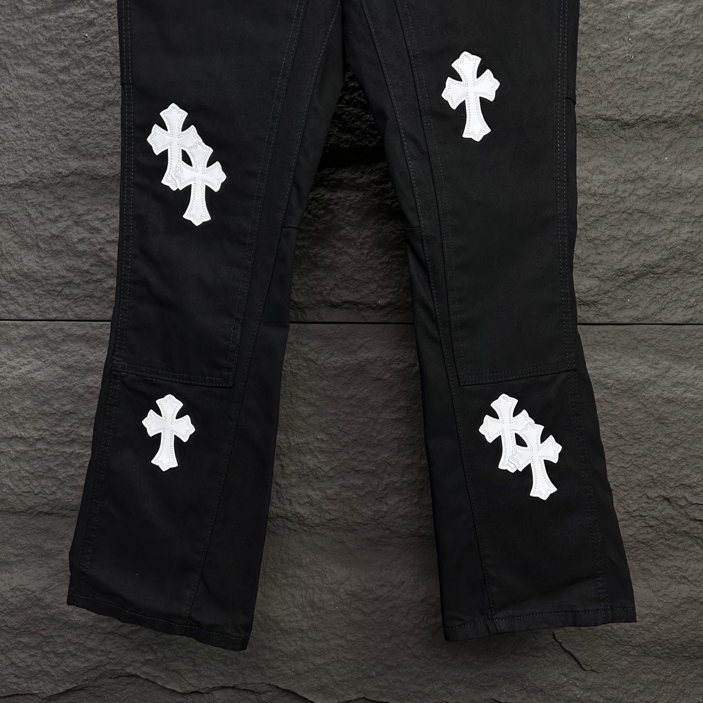 Chrome Hearts 卡哈特&克罗心联名2025新款伐木蓝白十字架拼皮 宽松水洗喇叭牛仔裤