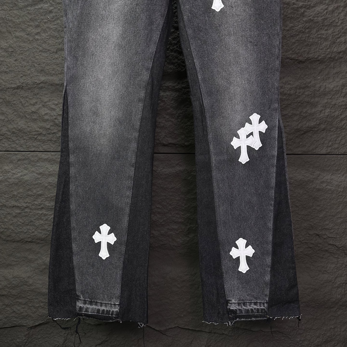 Chrome Hearts GALLERY DEPT. &克罗心联名2025新款拼接白色十字架拼皮 微喇牛仔裤