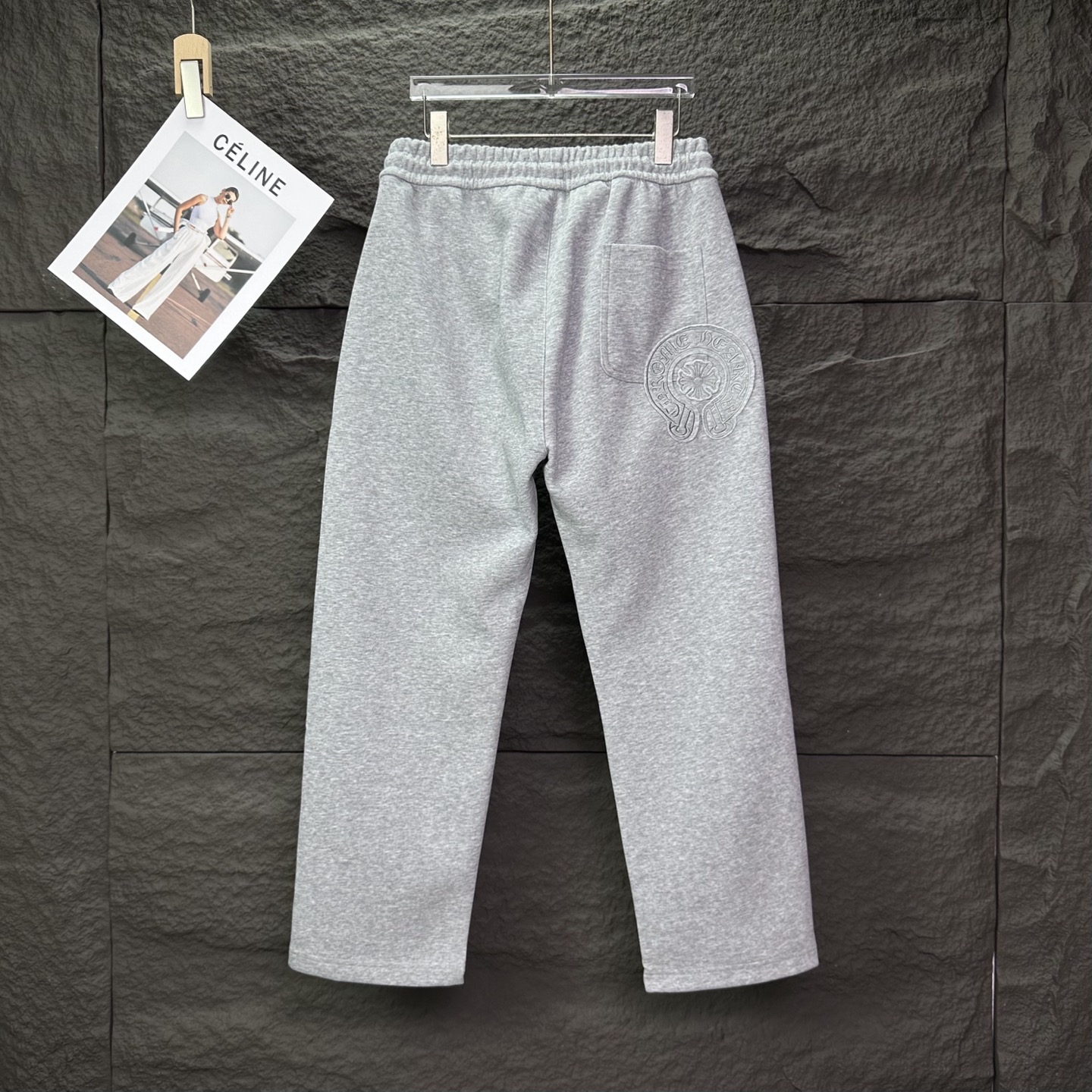 💰270 DR 
克罗心2025新款贴布十字架刺绣马蹄情侣款宽松直筒长裤
🔥高版本🔥高版本🔥
原版面料 数码直喷印花工艺  网红明星同款 
 高版本 高 品质😘😘
面料采用高克重华棉面料 手感非常舒服  
时尚又个性  超级百搭好看的一款卫裤
男女都非常合适  人手必备款 
包装 吊牌 领标 水洗麦 齐全👍
颜色：黑色、灰色
尺码：M-3XL