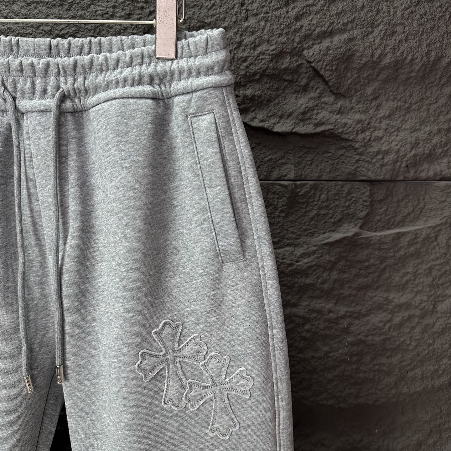 💰270 DR 
克罗心2025新款贴布十字架刺绣马蹄情侣款宽松直筒长裤
🔥高版本🔥高版本🔥
原版面料 数码直喷印花工艺  网红明星同款 
 高版本 高 品质😘😘
面料采用高克重华棉面料 手感非常舒服  
时尚又个性  超级百搭好看的一款卫裤
男女都非常合适  人手必备款 
包装 吊牌 领标 水洗麦 齐全👍
颜色：黑色、灰色
尺码：M-3XL