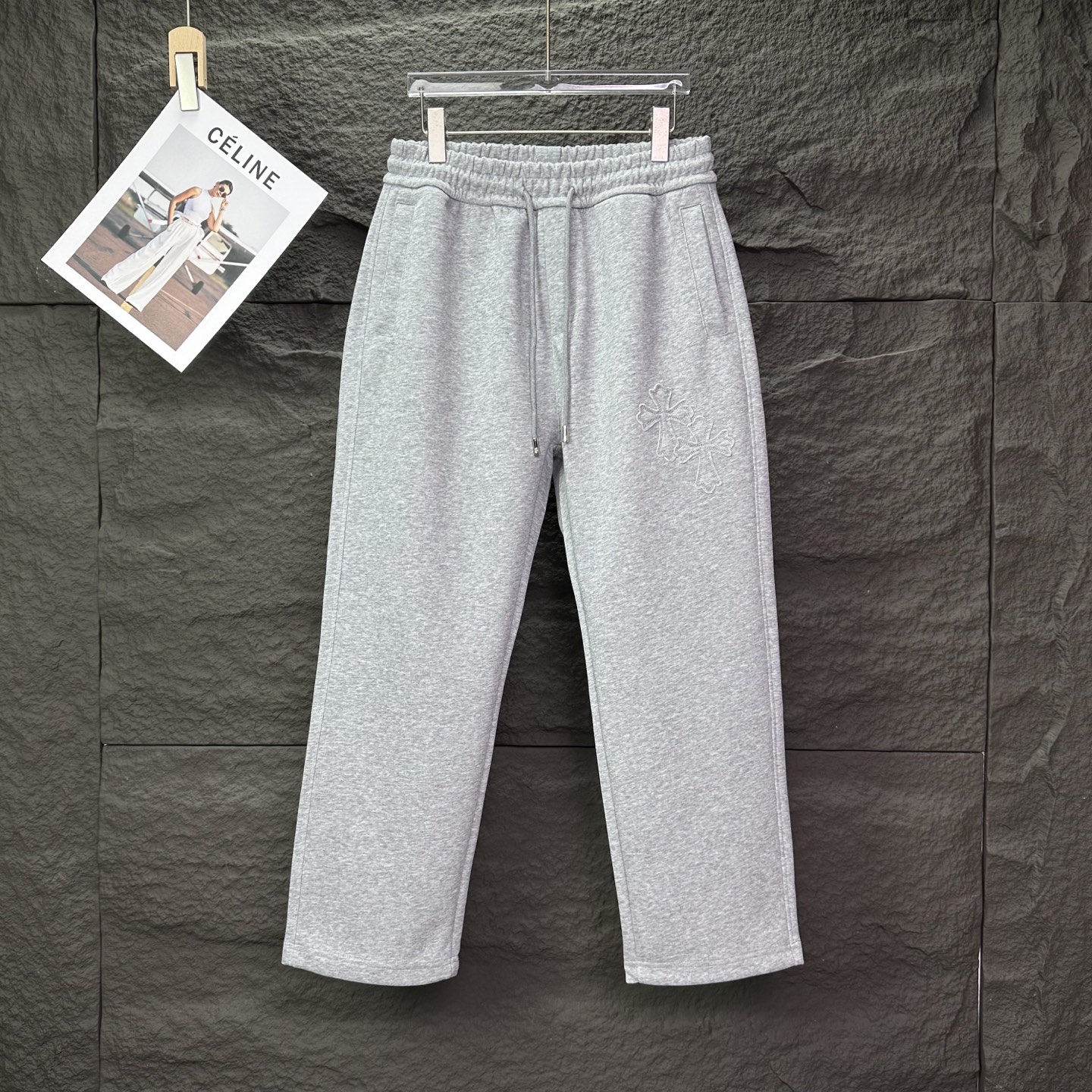 💰270 DR 
克罗心2025新款贴布十字架刺绣马蹄情侣款宽松直筒长裤
🔥高版本🔥高版本🔥
原版面料 数码直喷印花工艺  网红明星同款 
 高版本 高 品质😘😘
面料采用高克重华棉面料 手感非常舒服  
时尚又个性  超级百搭好看的一款卫裤
男女都非常合适  人手必备款 
包装 吊牌 领标 水洗麦 齐全👍
颜色：黑色、灰色
尺码：M-3XL