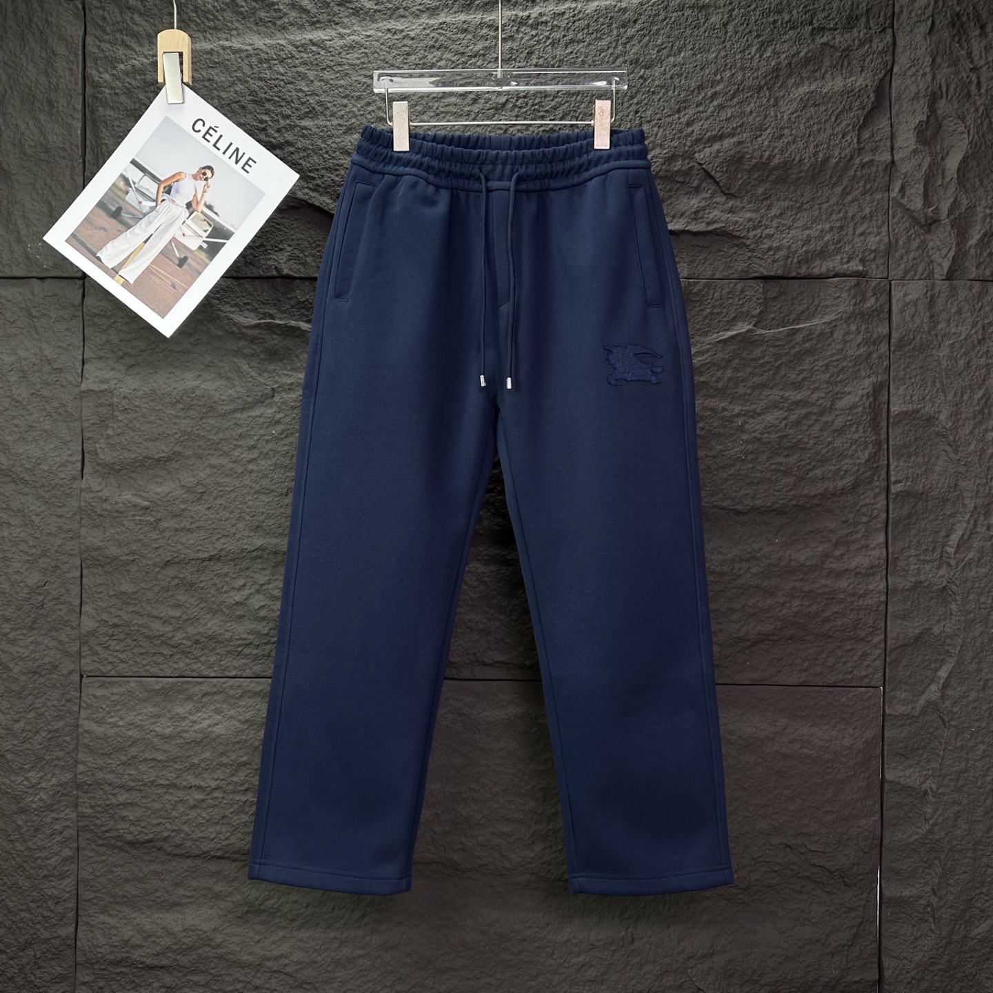 💰270 DR 
巴宝莉2025新款贴布刺绣战马情侣款宽松直筒长裤
🔥高版本🔥高版本🔥
原版面料 数码直喷印花工艺  网红明星同款 
 高版本 高 品质😘😘
面料采用高克重华棉面料 手感非常舒服  
时尚又个性  超级百搭好看的一款卫裤
男女都非常合适  人手必备款 
包装 吊牌 领标 水洗麦 齐全👍
颜色：黑色、藏青
尺码：M-3XL