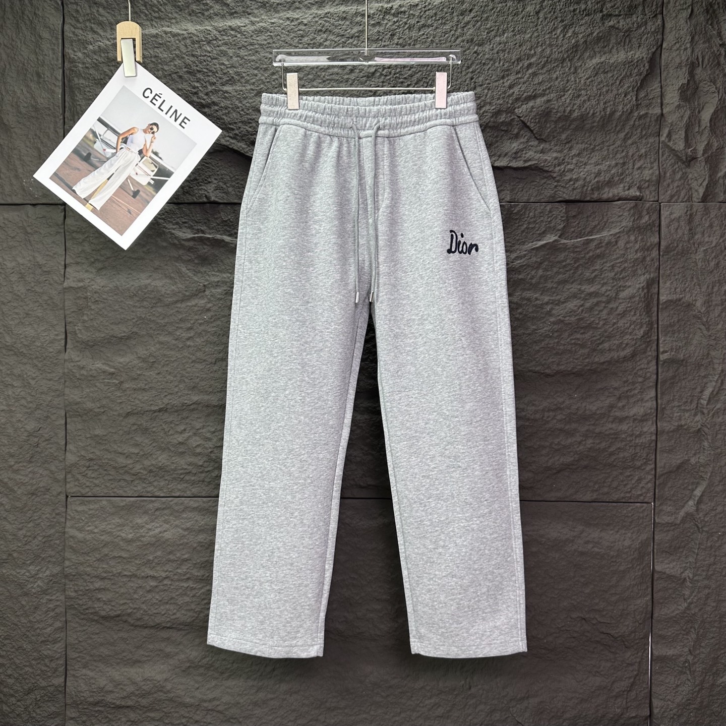 💰270 DR 
迪奥2025新款刺绣字母logo情侣款宽松直筒长裤
🔥高版本🔥高版本🔥
原版面料 数码直喷印花工艺  网红明星同款 
 高版本 高 品质😘😘
面料采用高克重华棉面料 手感非常舒服  
时尚又个性  超级百搭好看的一款卫裤
男女都非常合适  人手必备款 
包装 吊牌 领标 水洗麦 齐全👍
颜色：黑色、灰色
尺码：M-3XL