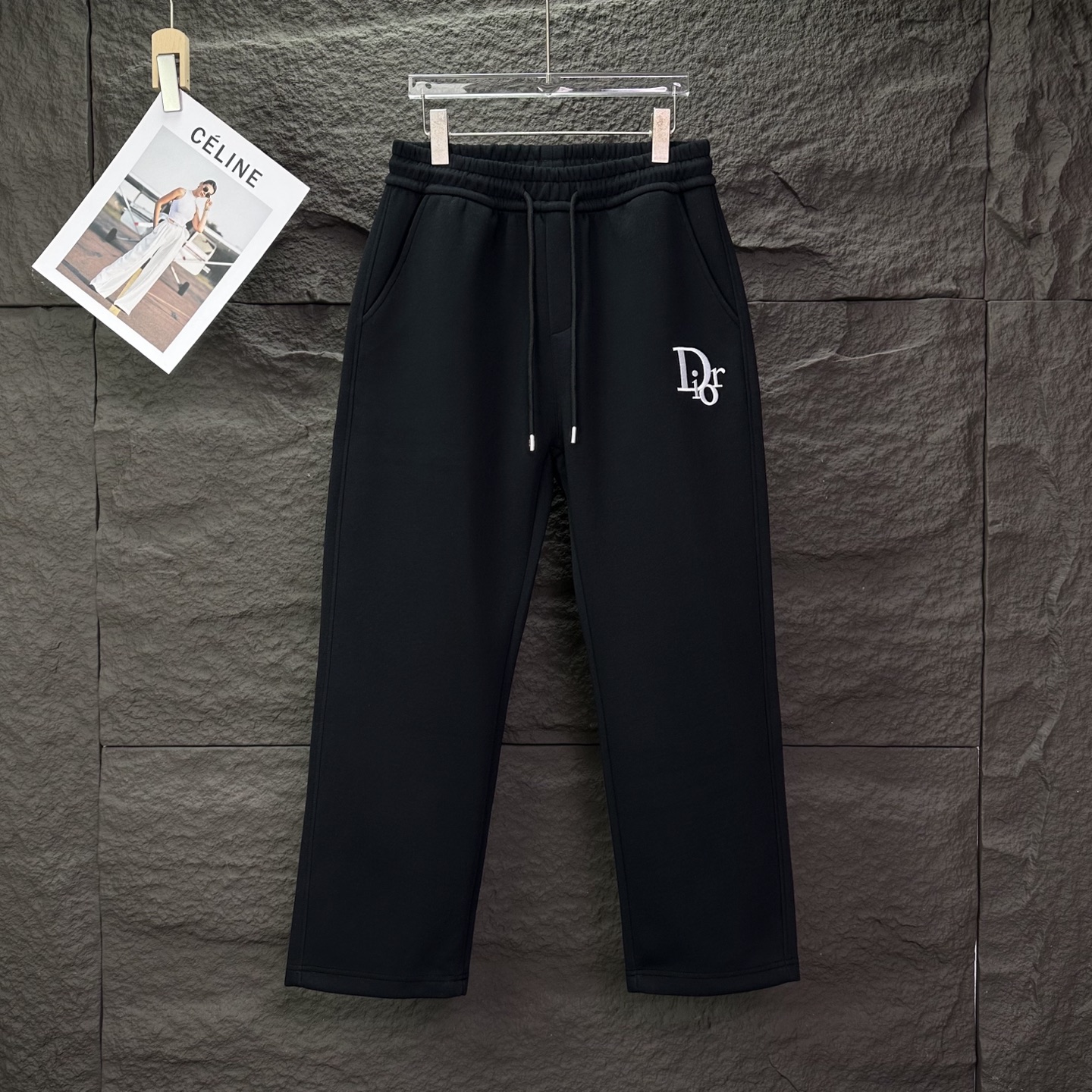 💰270 DR
迪奥2025新款刺绣字母logo情侣款宽松直筒长裤
🔥高版本🔥高版本🔥
原版面料 数码直喷印花工艺  网红明星同款 
 高版本 高 品质😘😘
面料采用高克重华棉面料 手感非常舒服  
时尚又个性  超级百搭好看的一款卫裤
男女都非常合适  人手必备款 
包装 吊牌 领标 水洗麦 齐全👍
颜色：黑色、灰色
尺码：M-3XL