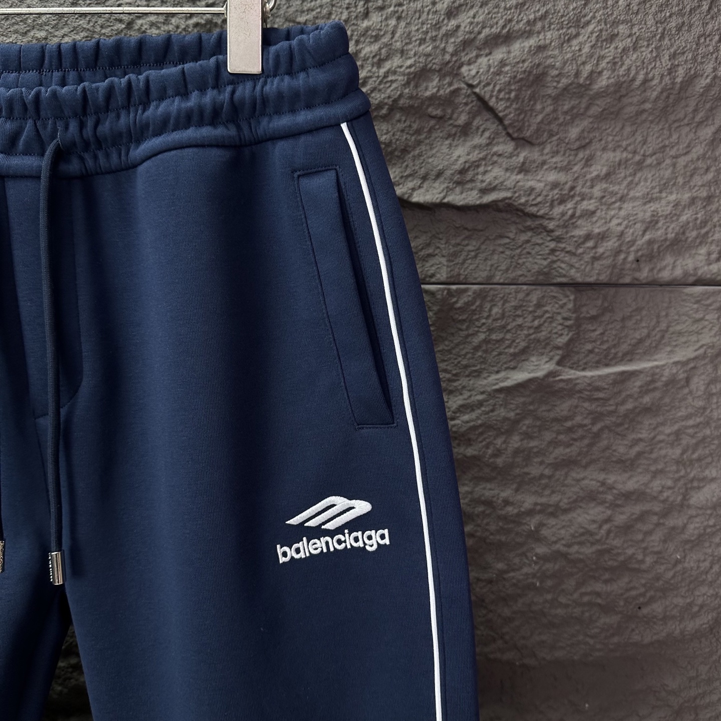 巴黎世家2025新款刺绣字母logo情侣款宽松直筒长裤🔥高版本🔥高版本🔥原版面料 数码直喷印花工艺 网红