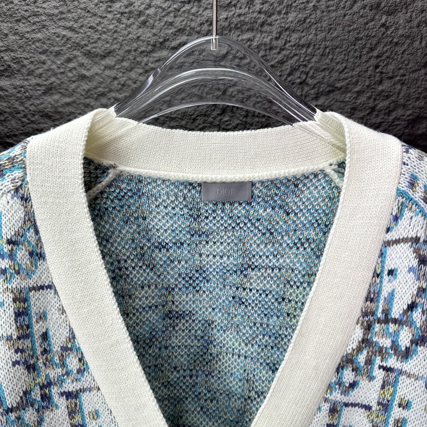 （顶级版本）迪奥2025新款提花满印logo情侣款V领针织开衫毛衣🔥高版本🔥高版本🔥32支羊毛混纺材质，